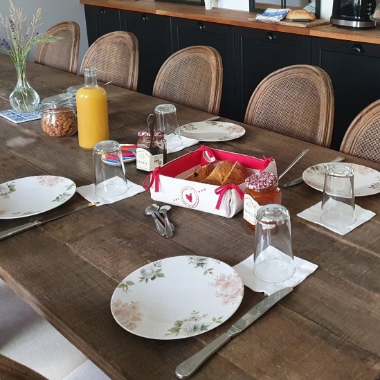 le petit déjeuner à la table d'hotes la villa de l'estuaire tourisme blayais